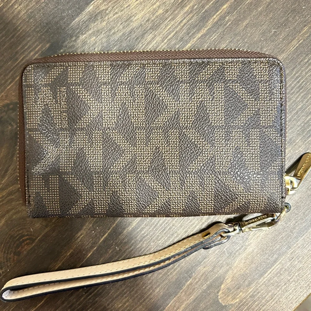 MICHAEL KORS Jet Set‎ Signature Wristlet Wallet in Brown